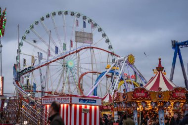Lunapark, geziler ve oyunlar gibi çeşitli etkinliklerin yanı sıra eğlence amaçlı etkinliklerin yer aldığı bir parktır. Londra, İngiltere 5 Ocak 2020