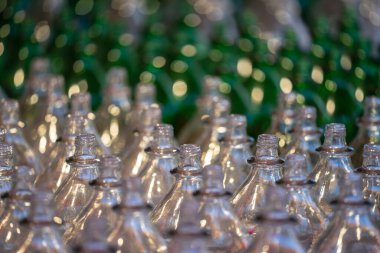 Bir sürü boş cam şişe, seçici odaklı yakın görüş