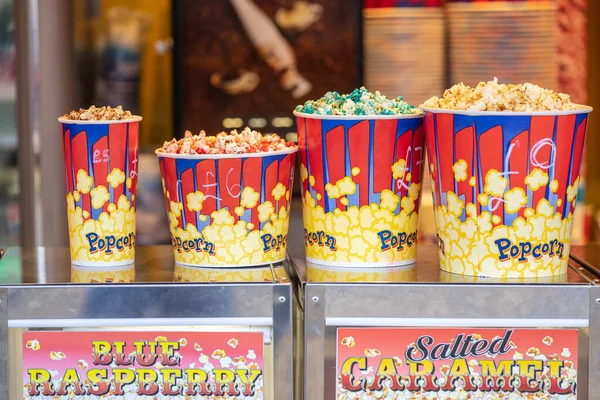 Patlamış mısır, patlamış mısır, patlamış mısır veya patlamış mısır, ısıtıldığında genleşip şişen çeşitli mısır çekirdekleridir. Londra, İngiltere 5 Ocak 2020