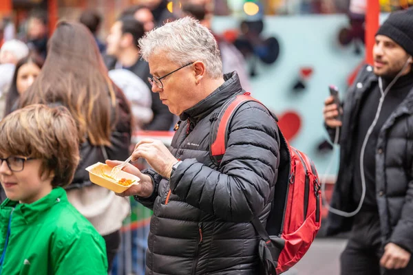 En man äter kinamat i China Town London. London den 26 januari 2020 — Stockfoto