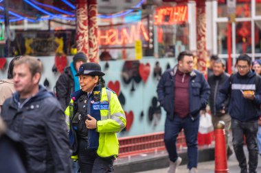 Londra, 26 Ocak 2020. İngiliz Polisi bıçaklı yeleklerle İngiltere sokaklarında devriye geziyor.