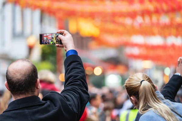 London den 26 januari 2020. Åskådare tar bilder med mobiltelefoner under kinesiska nyårsfirandet — Stockfoto