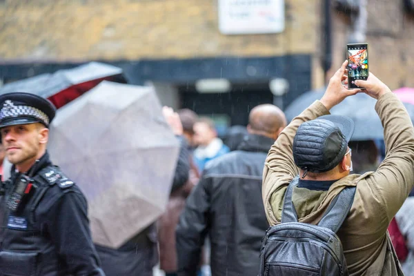 London den 26 januari 2020. Åskådare tar bilder med mobiltelefoner under kinesiska nyårsfirandet — Stockfoto