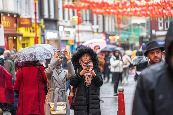 London den 26 januari 2020. Åskådare tar bilder med mobiltelefoner under kinesiska nyårsfirandet — Stockfoto