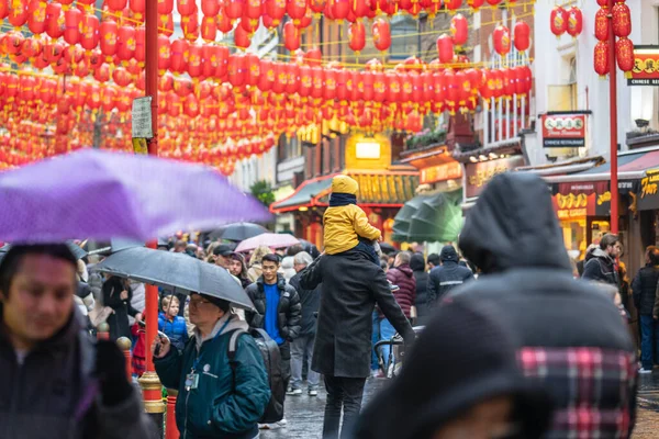 London den 26 januari 2020. London Chinatown street scen på en regnig dag. Upptagen London Street — Stockfoto