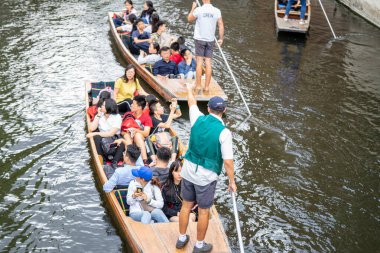 Cambridge, İngiltere, 1 Ağustos 2019. Bahisçi bir direği nehir yatağına doğru itiyor ve bu da topa hareket etme şansı veriyor.