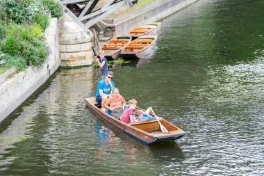 Cambridge, İngiltere, 1 Ağustos 2019. Tekne, küçük nehirlerde ya da diğer sığ sularda kullanılmak üzere tasarlanmış kare kesimli yayı olan düz tabanlı bir teknedir. Cambridge, İngiltere