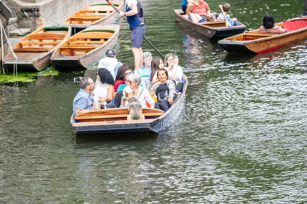 Cambridge, Egyesült Királyság, 2019. augusztus 1. A punt egy lapos fenekű csónak négyzet alakú íjjal, amelyet kis folyókban vagy más sekély vízben való használatra terveztek. Cambridge, Anglia — Stock Fotó