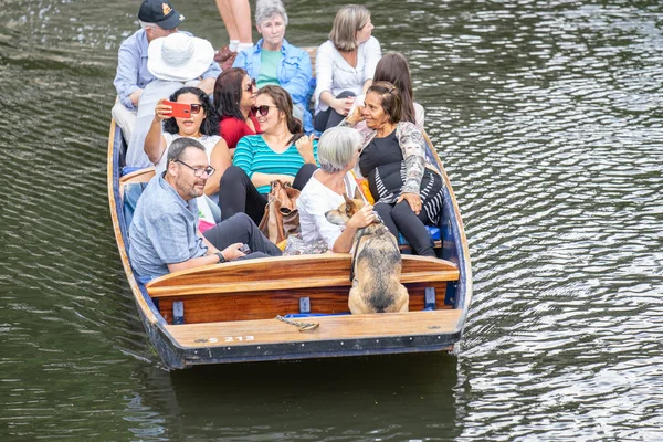 Cambridge, Egyesült Királyság, 2019. augusztus 1. A punt egy lapos fenekű csónak négyzet alakú íjjal, amelyet kis folyókban vagy más sekély vízben való használatra terveztek. Cambridge, Anglia — Stock Fotó