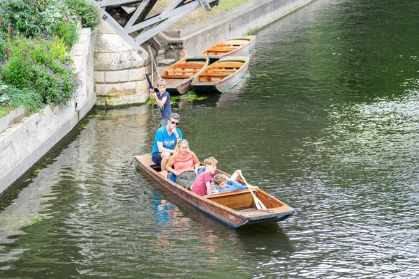 Cambridge, Egyesült Királyság, 2019. augusztus 1. A punt egy lapos fenekű csónak négyzet alakú íjjal, amelyet kis folyókban vagy más sekély vízben való használatra terveztek. Cambridge, Anglia — Stock Fotó