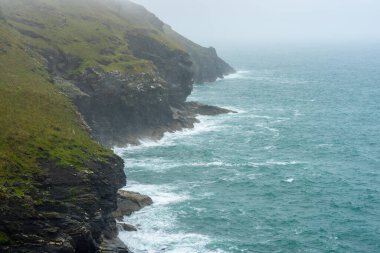 Cornwall kıyı şeridi çoğunlukla yüksek uçurumlarla doludur, ama aynı zamanda adalar, yığınlar, koylar ve körfezler de bulunmaktadır.
