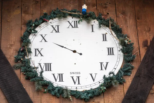 Horloge murale cassée la veille de Noël encadrée par des branches d'arbre de Noël. Londres, Royaume-Uni 5 janvier 2020. — Photo
