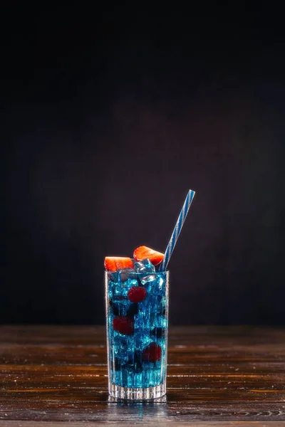Голубой коктейль и лед в стакане — стоковое фото