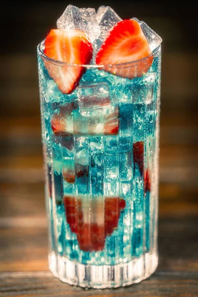 Cocktail blu con ghiaccio e fragole. Chiudete. Focus selettivo — Foto Stock