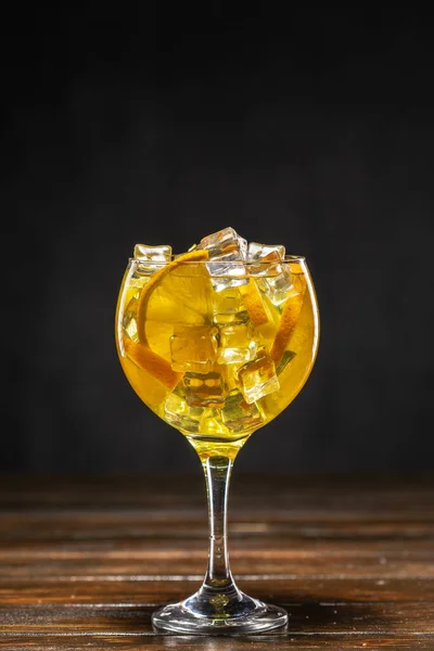 Жовтий коктейль з льодом та апельсиновими скибочками — стокове фото