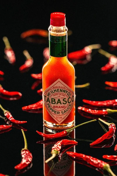 Tabasco, acı biber, kırmızı biber, sirke ve tuzdan yapılan bir acı sos türüdür. İngiltere, Bedford, 12 Şubat 2021