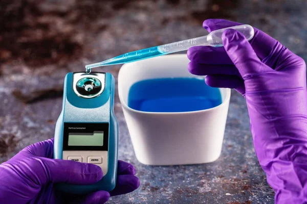 Digitale Refractometer. Een refractometer is een laboratorium- of veldapparaat voor het meten van een brekingsindex. — Stockfoto