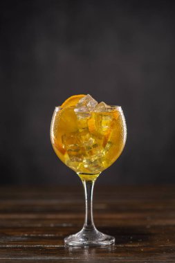 Buzlu ve portakal dilimli sarı kokteyl.