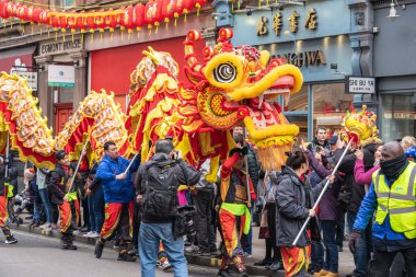 Londra, 26 Ocak 2020. Londra Çin Mahallesi 'ndeki geçit töreni üyeleri. Çin Yeni Yıl kutlamaları. Seçici odak