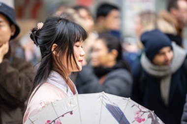 Geleneksel Çin Ulusal Kostümlü Güzel Çinli kadınların portresi. Londra, 26 Ocak 2020