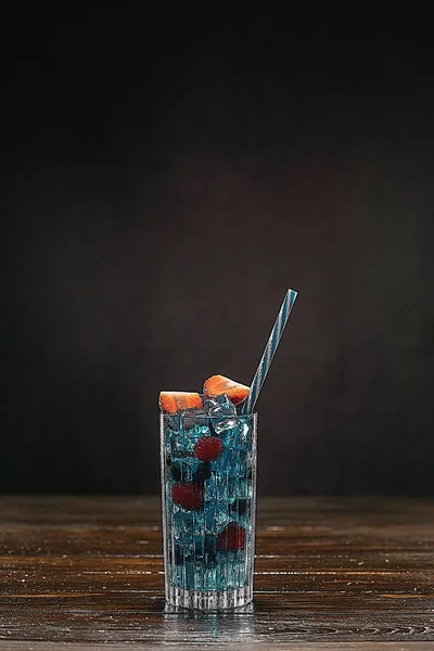 Bardakta mavi kokteyl ve buz — Stok fotoğraf
