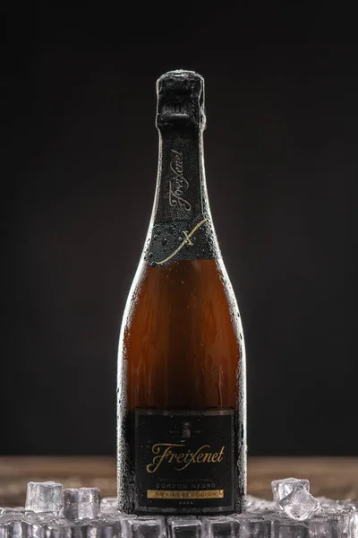 Freixenet kordonu Negro Cava. Temiz ve dengeli bir kava..