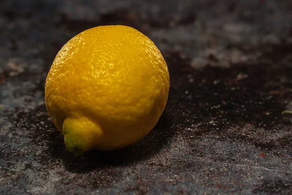 テーブルの上に横たわる大きな黄色の明るいレモン — ストック写真