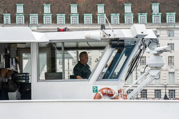 Capitán del crucero en su lugar de trabajo. Un crucero por el río Támesis. Londres, Reino Unido, 28 de julio de 2019 — Foto de Stock