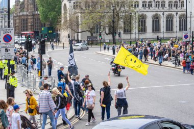 Göstericiler, koronavirüsün ortasında bir anti-kilitleme ve aşı protestosuna katıldılar. Londra, İngiltere, 29 Mayıs 2021
