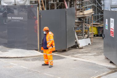 Londra 'da inşaat halindeki bir binanın yanında çalışan bir inşaat işçisi. İngiltere, Londra, 29 Mayıs 2021