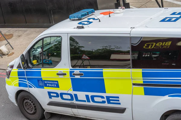 Las furgonetas de la policía metropolitana son ampliamente utilizadas en todo el Reino Unido e incorporan una jaula para retener a los prisioneros. Reino Unido, Madrid, 29 de mayo de 2021 — Foto de Stock