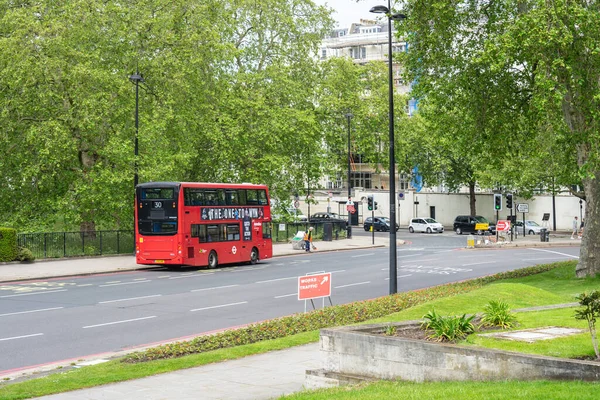 Двоповерховий автобус, червоний лондонський автобус. Велика Британія, Лондон, 29 травня 2021 року — стокове фото