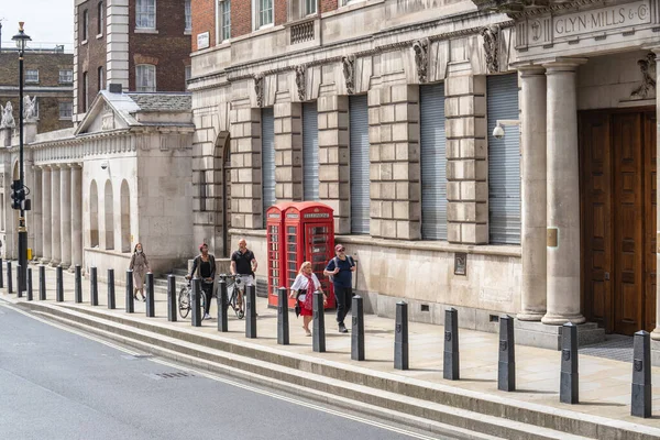 Telefonía roja, un quiosco telefónico para un teléfono público. Reino Unido, Madrid, 29 de mayo de 2021 — Foto de Stock