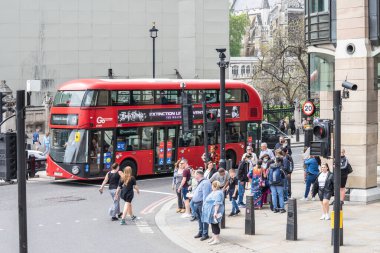 Çift katlı otobüs, kırmızı Londra otobüsü. İngiltere, Londra, 29 Mayıs 2021