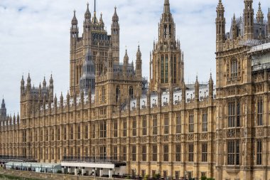 Westminster Sarayı, Birleşik Krallık Parlamentosu 'nun iki meclisi olan Avam Kamarası ve Lordlar Kamarası' nın buluşma yeri olarak hizmet vermektedir..