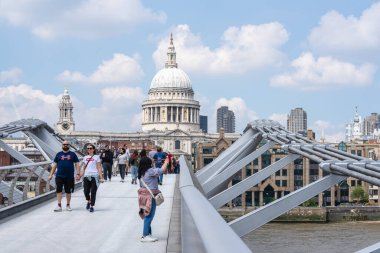 Milenyum Köprüsü, Londra 'dan St. Pauls Katedrali' ne. Londra, İngiltere, 29 Mayıs 2021