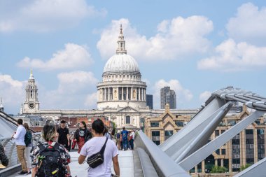 Milenyum Köprüsü, Londra 'dan St. Pauls Katedrali' ne. Londra, İngiltere, 29 Mayıs 2021