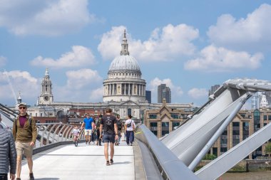 Milenyum Köprüsü, Londra 'dan St. Pauls Katedrali' ne. Londra, İngiltere, 29 Mayıs 2021