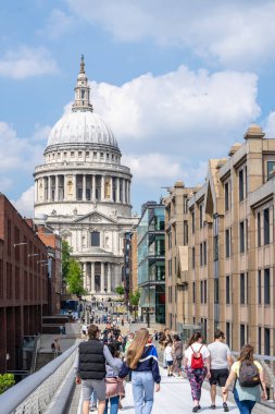 Milenyum Köprüsü, Londra 'dan St. Pauls Katedrali' ne. Londra, İngiltere, 29 Mayıs 2021