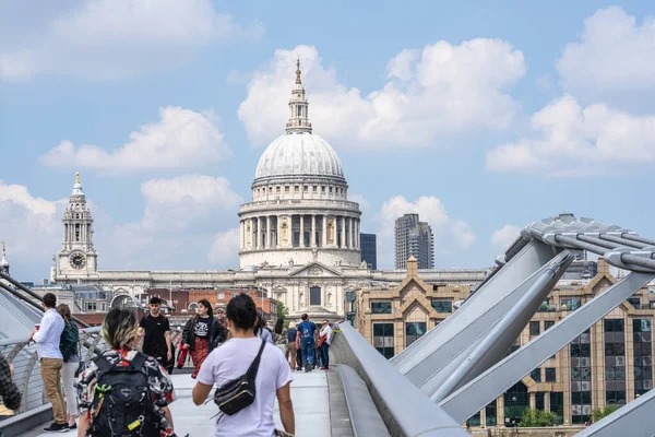 Вид з мосту Мілленіум, Лондон до собору Святого Павла. Лондон, Британія, 29 травня 2021 року. — стокове фото