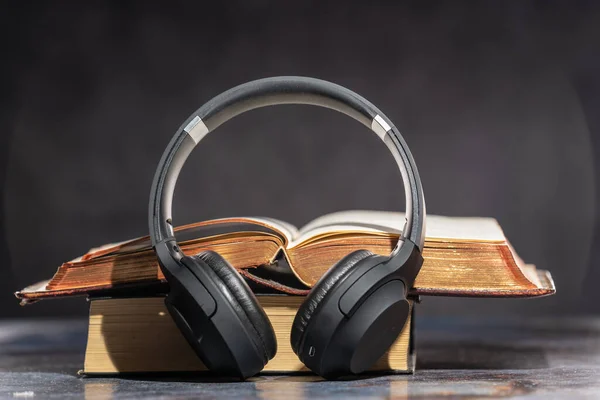 Auriculares al lado de libros antiguos. Concepto de Audiolibro —  Fotos de Stock