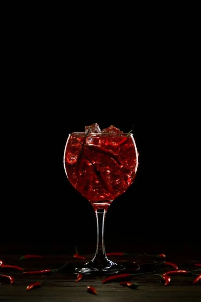 Coquetel vermelho em um copo com gelo e pimentão. Conceito Dia dos Namorados — Fotografia de Stock