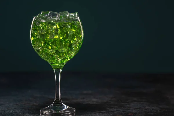 Зелений коктейль у склянці з льодом на столі — стокове фото