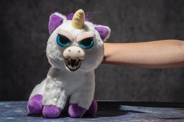 Alıngan Evcil Tek Boynuzlu At Pelüş 'ün tavrı.