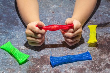 Fidget Oyuncakları Otistik Çocuklar İçin Stres Oyuncakları Örgü Örüyor