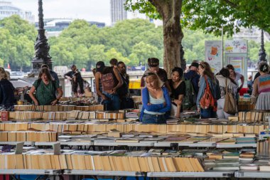 Waterloo Köprüsü 'nün altında İngiltere' nin güneyindeki tek ikinci el kitap pazarı bulunmaktadır. İngiltere, Londra, 15 Ağustos 2021