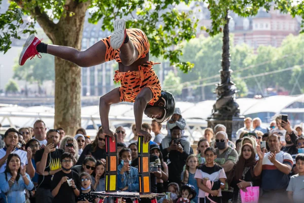 Artistas callejeros. Un espectáculo callejero en Londres. Reino Unido, Madrid, 15 de agosto de 2021 — Foto de Stock
