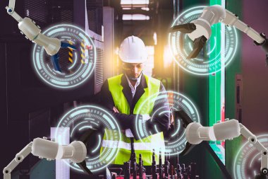 Asya erkek mühendisi fabrika denetim bilgisayar kontrolü el robotu ai makine yardımcı üretim mühendisi endüstriyel plastik fabrikasında metal işçiliği kontrolü yapan bir kask giyiyor