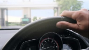 Adamın araba sürüşünün yavaş görüntüleri. Araç torpidosunun kapatılması, konsol göstergesi, sürücünün yol ve araç göstergesi