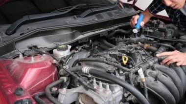 Asyalı Tamirci: Uyarıcı akıllı telefondan motora el feneri motoru kontrolü yap. Araba mühendisliği ile hizmet sigortası için kırmızı araba. Otomotiv tamir otomobili için kırmızı araba.